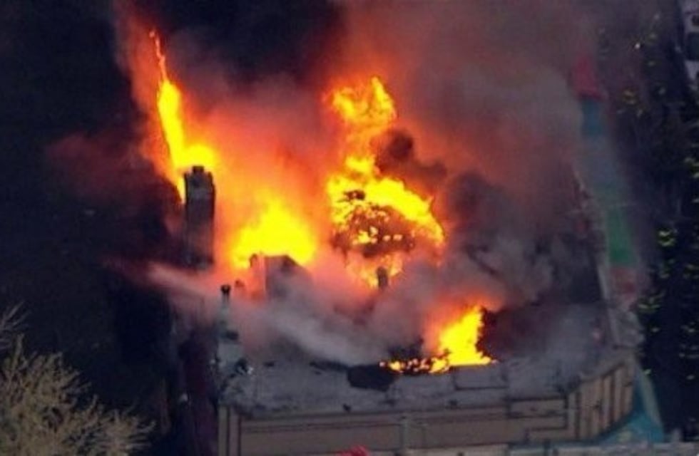 Un voraz incendio afecta una zona comercial del Bronx