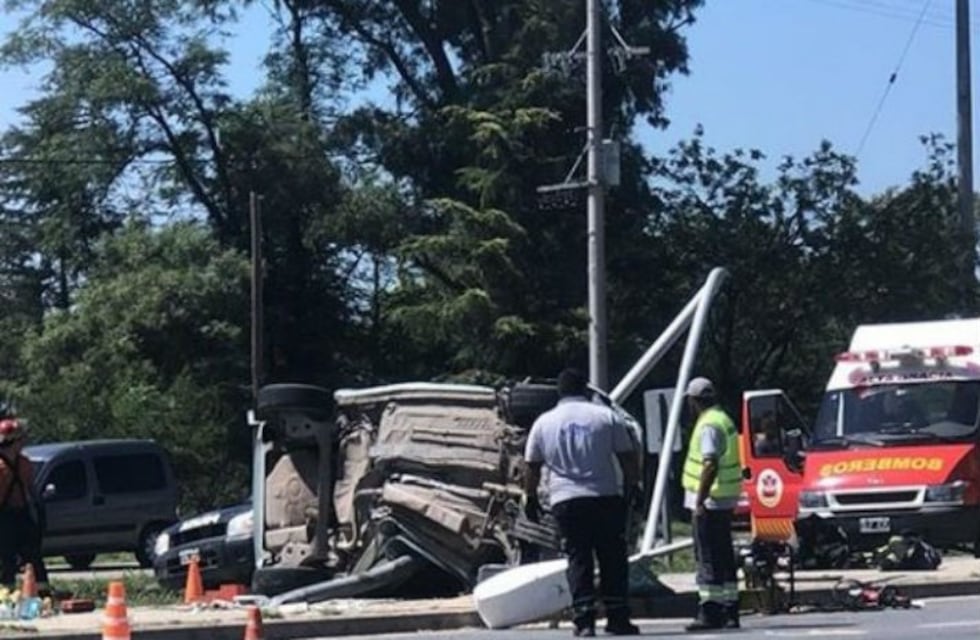 Perdió el control de su auto y chocó contra un poste en la ruta a Alta Gracia
