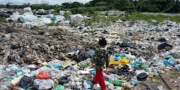 Sin darse cuenta tiraron una bolsa con joyas y la buscan intensamente en el basural de Paraná