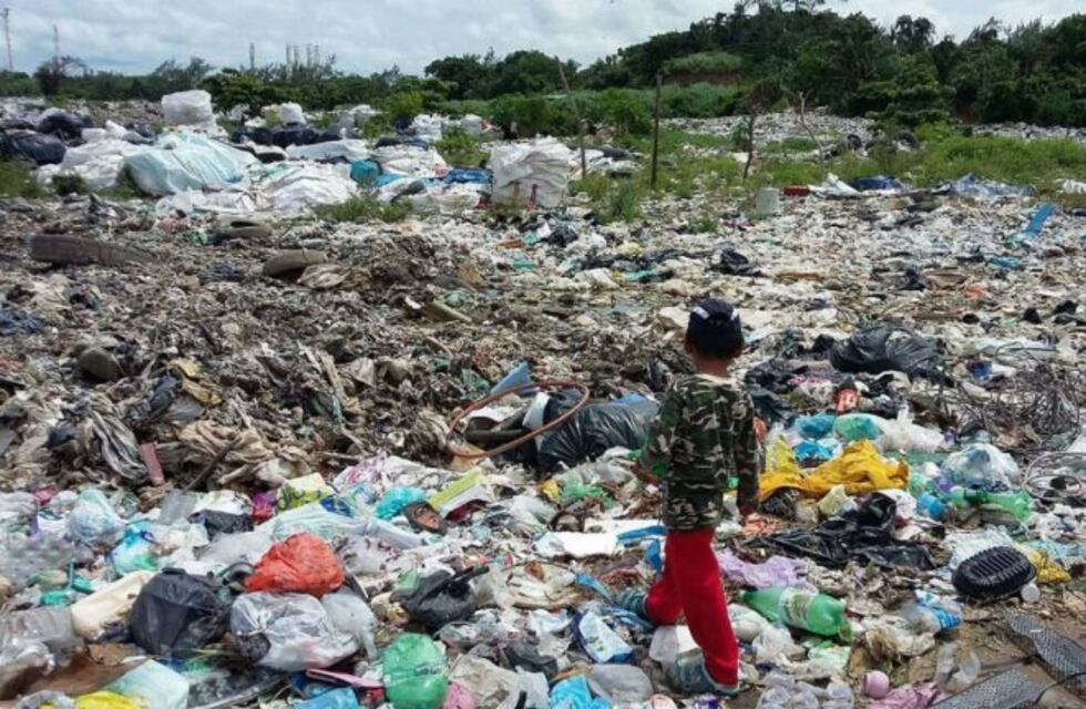 Sin darse cuenta tiraron una bolsa con joyas y la buscan intensamente en el basural de Paraná
