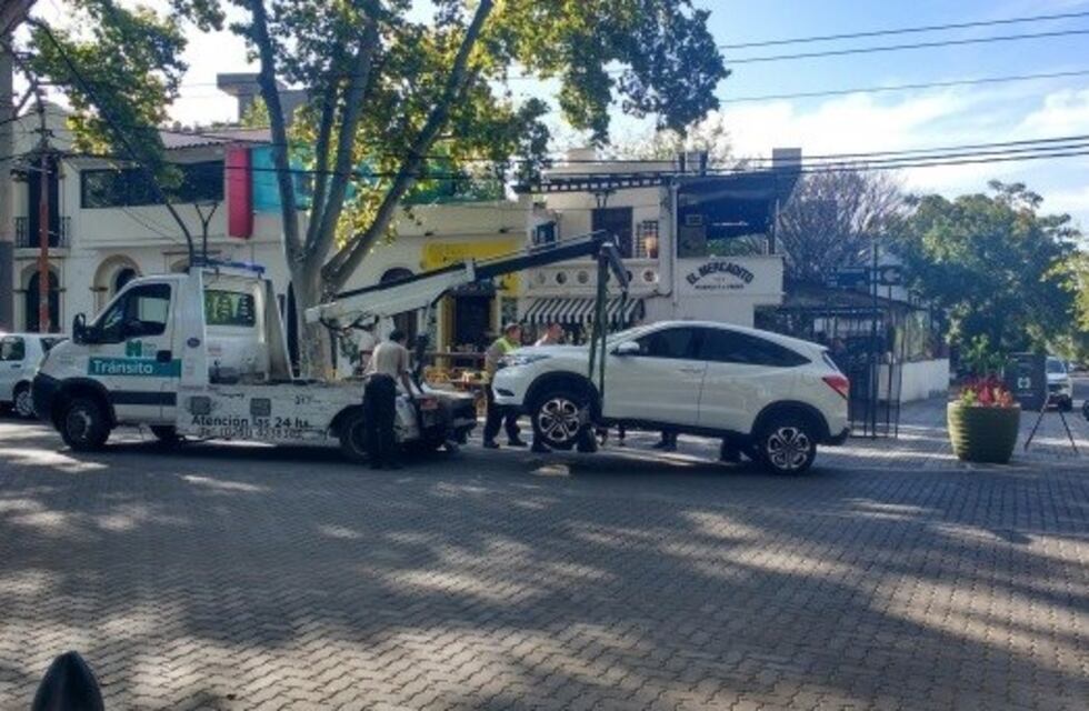 Mirá cómo una conductora incrustó su auto en uno de los bolardos en calle Arístides
