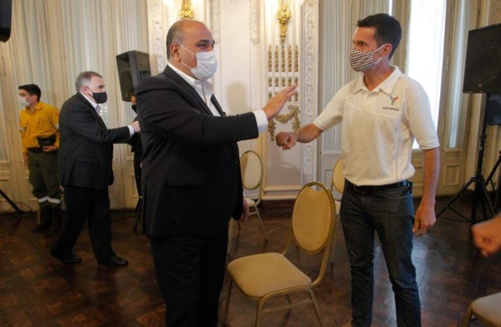 Manzur y Jaldo distinguieron a bomberos, brigadistas y pilotos de aviones