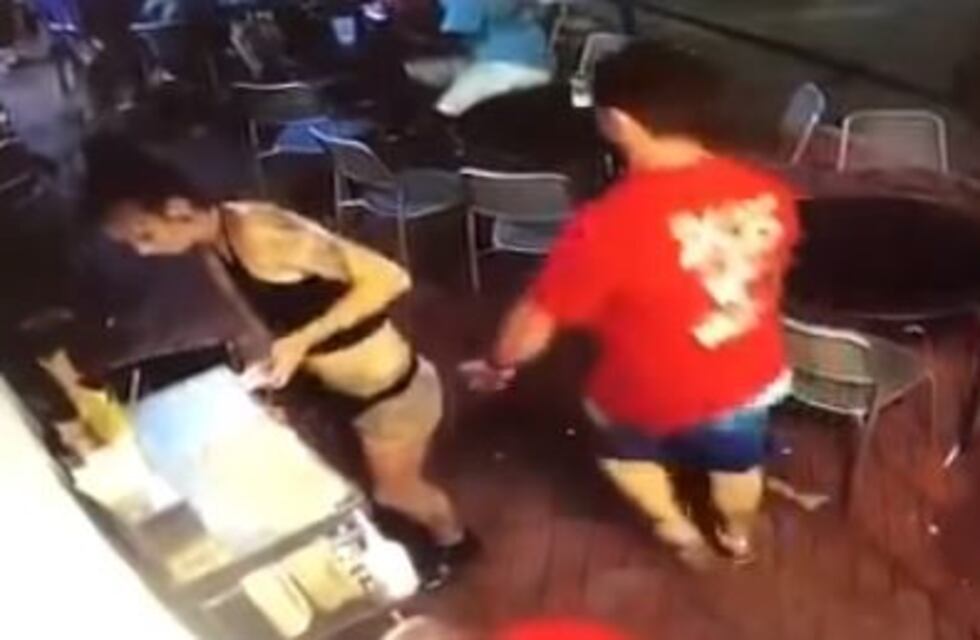 Un hombre manoseó a una camarera y su reacción se volvió viral
