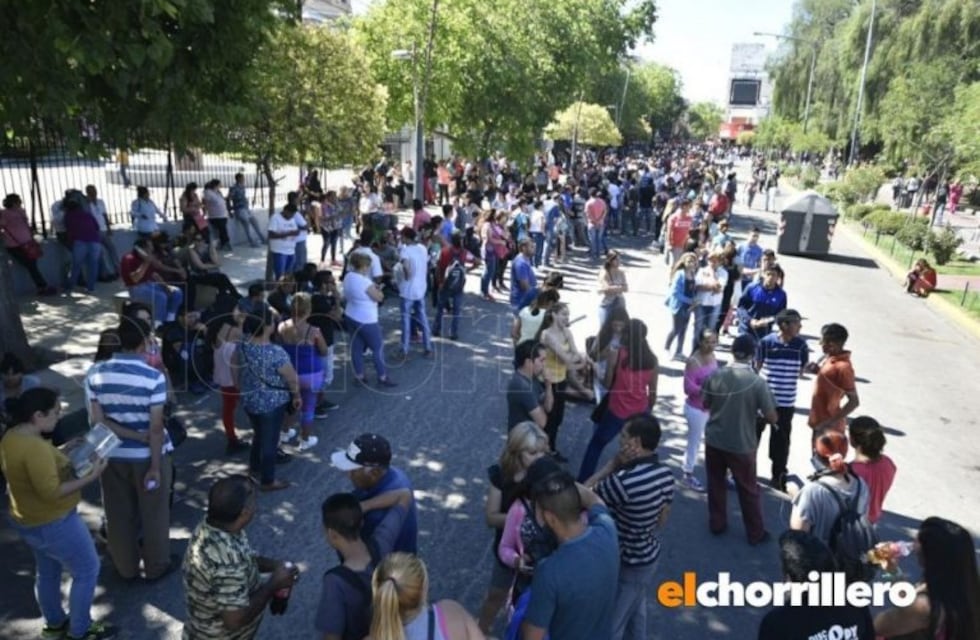Caos en el centro de San Luis por el cobro de planes sociales
