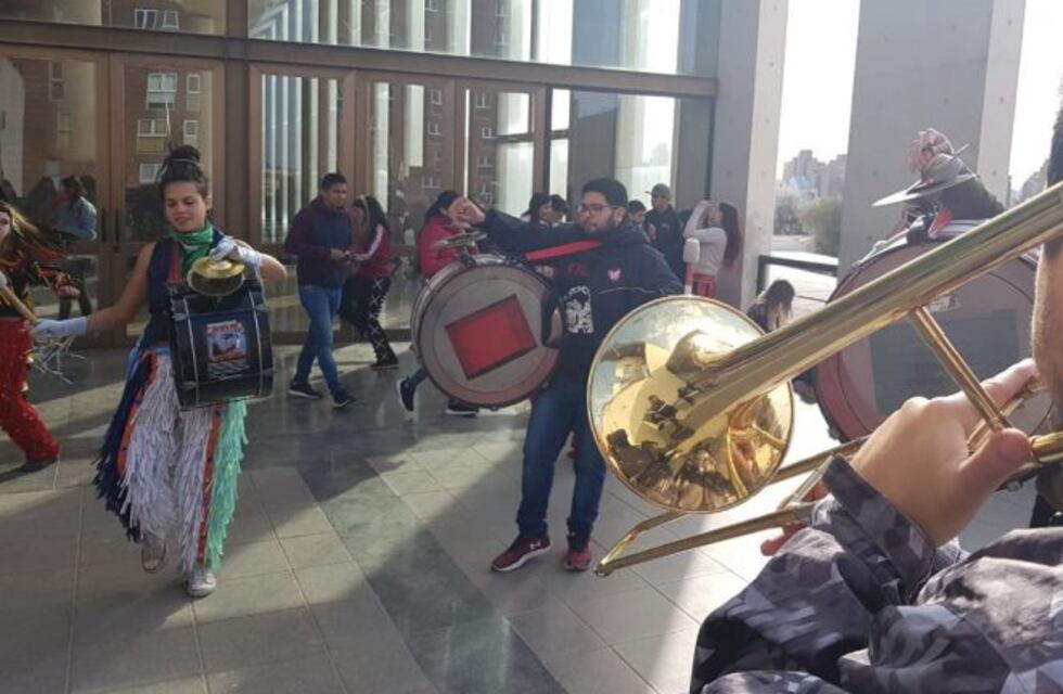 Murgueros llenan de música Tribunales para recordar a Federico Agüero
