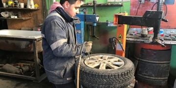 Tolhuin gomería en pleno trabajo