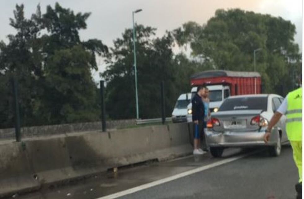 Un herido y demoras por un choque en la autopista Dellepiane a la altura de Villa Lugano