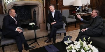 Adolfo Rodríguez Saá junto a Mauricio Macri y Miguel Ángel Pichetto\u002E