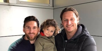 Realeza a pleno\u002E El Rey David y su pequeño hijo Theo, felices junto a La Pulga\u002E