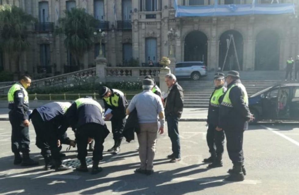 Utilizaban dólares falsos para realizar compras y la Policía los detuvo