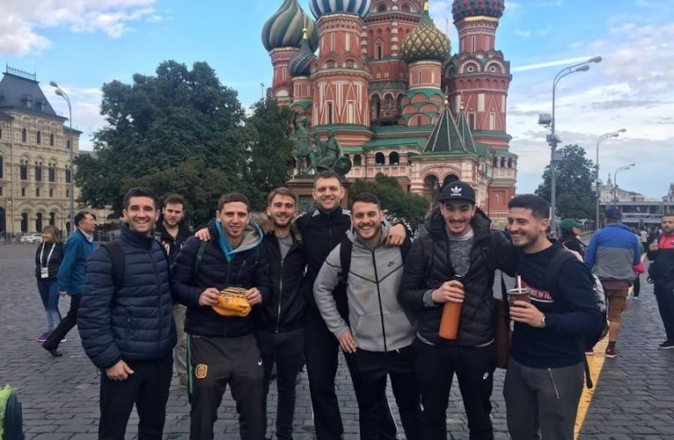 Rosarinos tiñen Rusia con los colores del Canalla y la Lepra