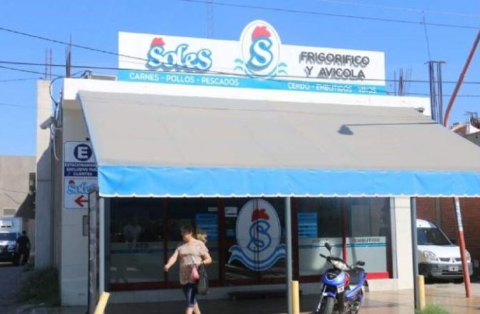 Hicieron un boquete para robar pollos en una avícola