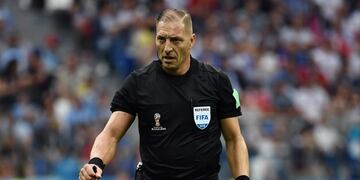 Argentininian referee Nestor Pitana looks on during the Russia 2018 World Cup quarter-final football match between Uruguay and France at the Nizhny Novgorod Stadium in Nizhny Novgorod on July 6, 2018\u002E / AFP PHOTO / FRANCK FIFE rusia nestor pitana futbol campeonato mundial 2018 futbol futbolistas partido seleccion uruguay francia