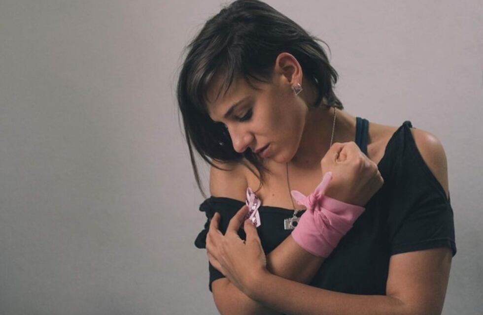 Historias de lucha contra el cáncer de mamá en una emotiva muestra fotográfica