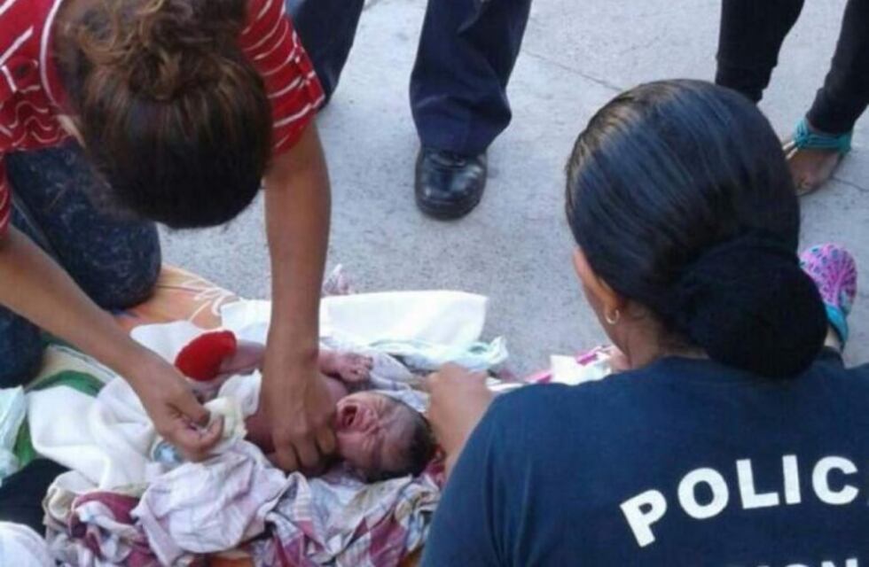 Nació un bebé en la calle, con ayuda de policías