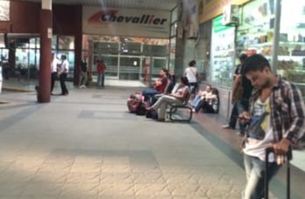 Una protesta de Aoita paraliza el transporte en la Terminal de Ómnibus de Río Cuarto