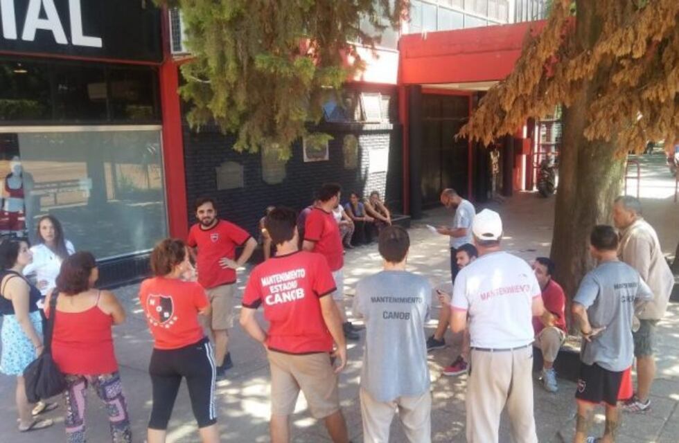 Vuelven a parar los empleados de Newell's, pero seguirá la venta de entradas para el amistoso