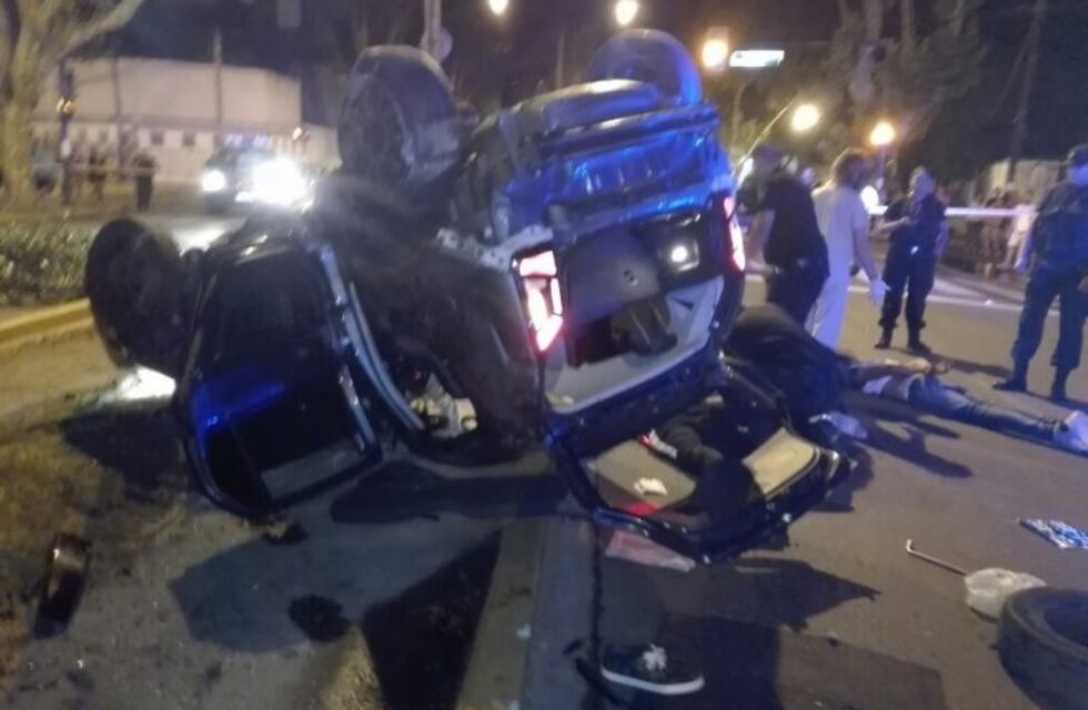 Quisieron escapar de un control policial y terminaron protagonizando un espectacular vuelco