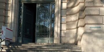 Robaron una baranda de bronce de la escalinata del edificio de la ex Aduana de Rosario\u002E (@leodelga2)