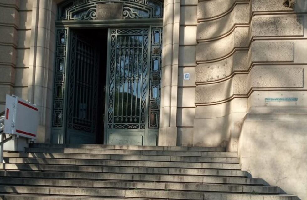 El colmo: robaron una de las históricas barandas de bronce del viejo edificio de la Aduana