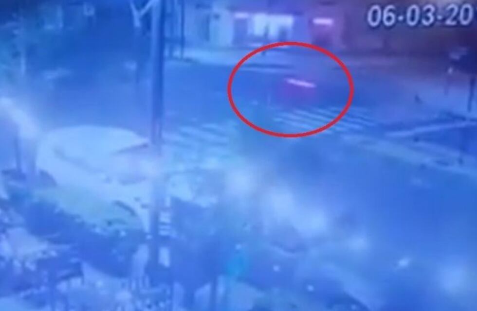 Filmaron el instante previo al fatal choque de avenida San Martín