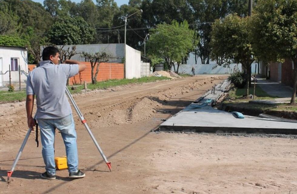 Continúan las obras de cordón cuneta y señalización en el barrio 25 de Mayo y las avenidas