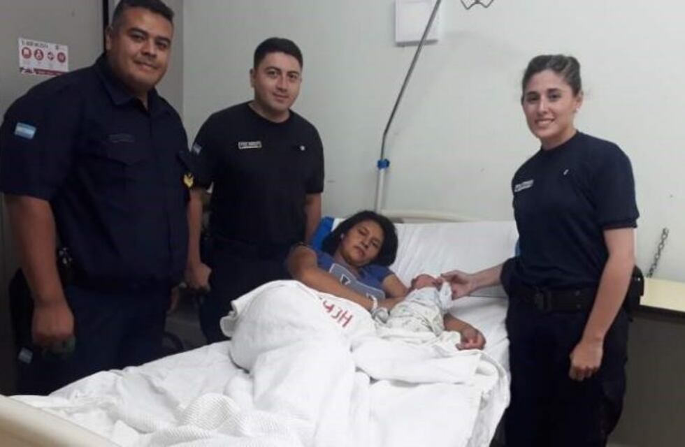 "Poliparteros": ayudaron a dar a luz a una mujer en su casa