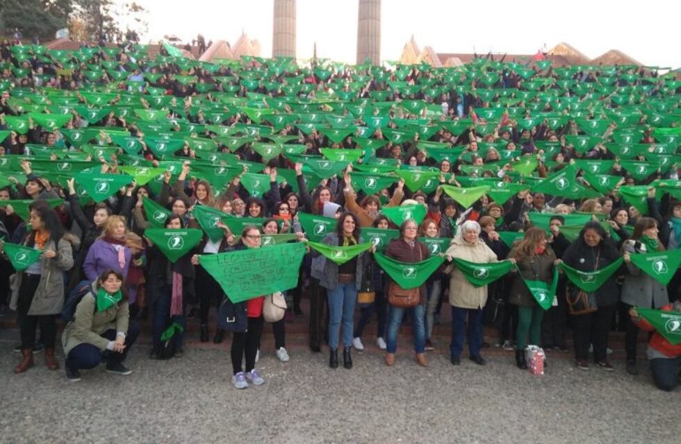 Cientos de rosarinas se sumaron al Pañuelazo en el Parque España