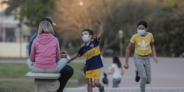 AME445\u002E BUENOS AIRES (ARGENTINA), 16/05/2020\u002E- Niños juegan en un parque este sábado, durante el primer día en el cual se permiten salidas recreativas para menores\u002E enBuenos Aires (Argentina)\u002E EFE/ Juan Ignacio Roncoroni