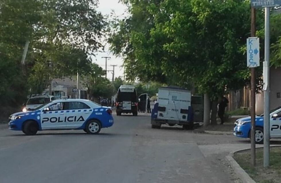 Dos bandas se enfrentaron a tiros en Confluencia y atacaron a la Policía