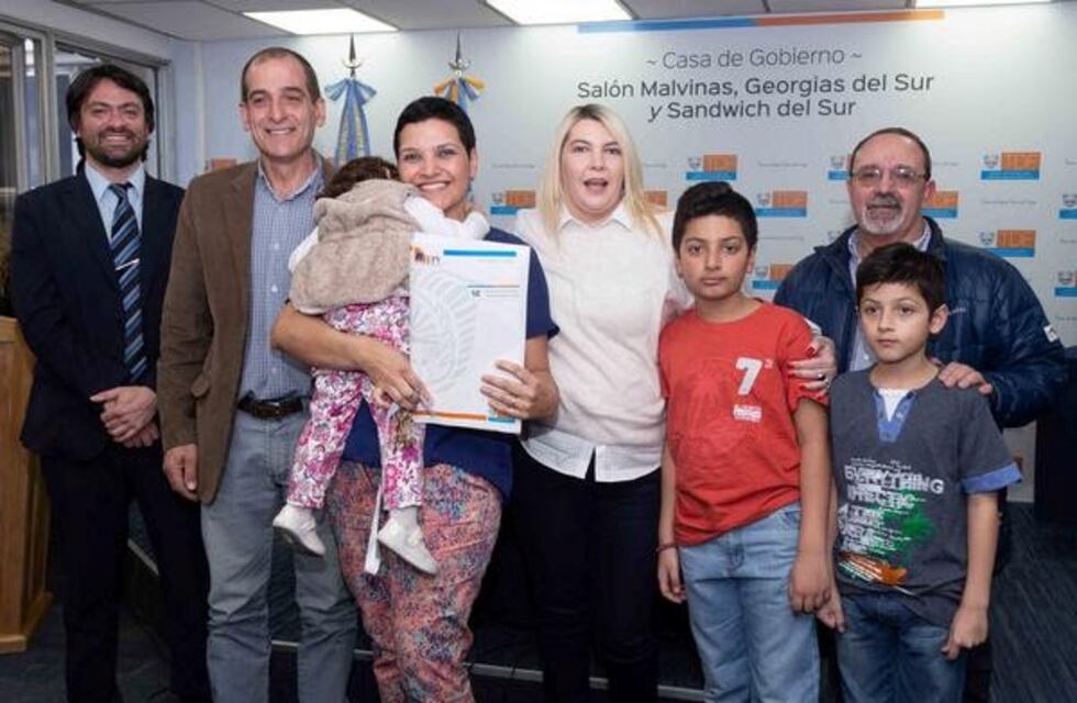 Bertone entregó viviendas a médicos y afiliados de ATE