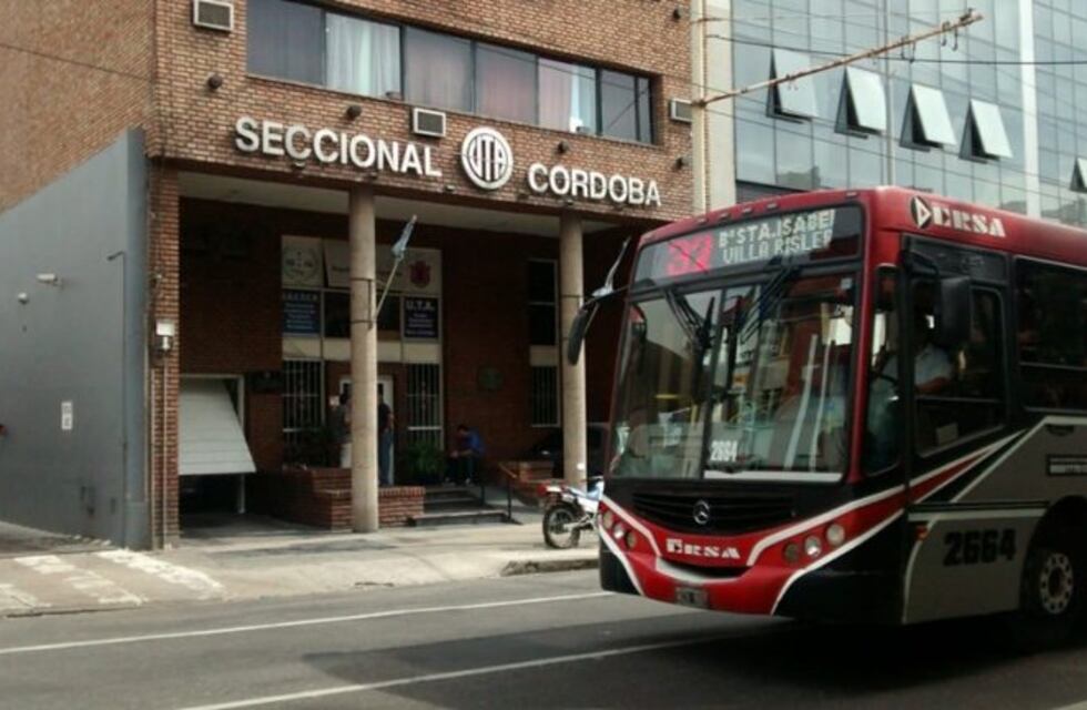 Detienen a cinco choferes de colectivo que circulaban en un auto con bebidas alcohólicas
