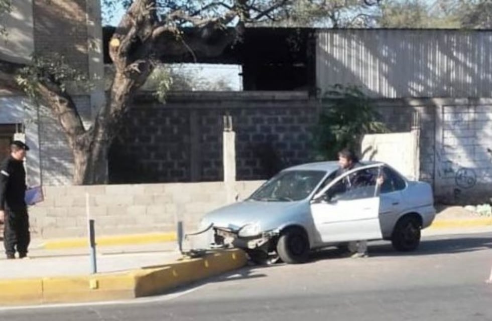 Un joven quedó herido tras chocar contra un divisor de carriles