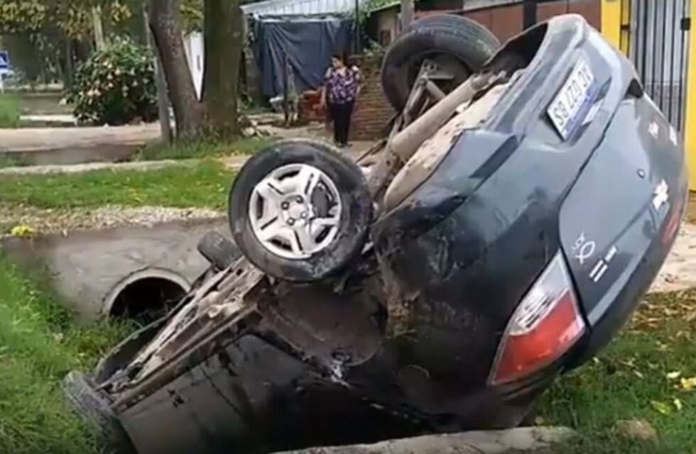 Impactante accidente: un auto volcó y quedó en la cuneta