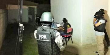 Lo agarraron con la droga en la casa del perro