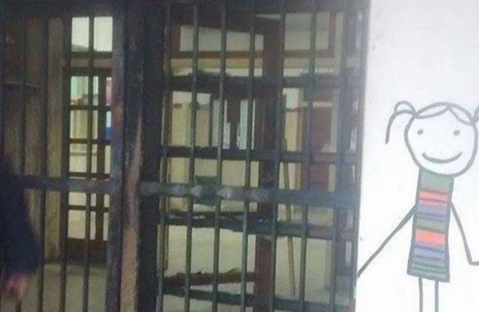 Prendieron fuego un contenedor de residuos y se incendió la puerta de ingreso del Hogar Escuela de Baigorria