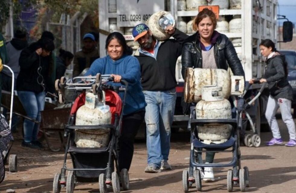 A pesar del frío, vecinos de Cuenca XV hicieron fila de cuatro horas por la garrafa social