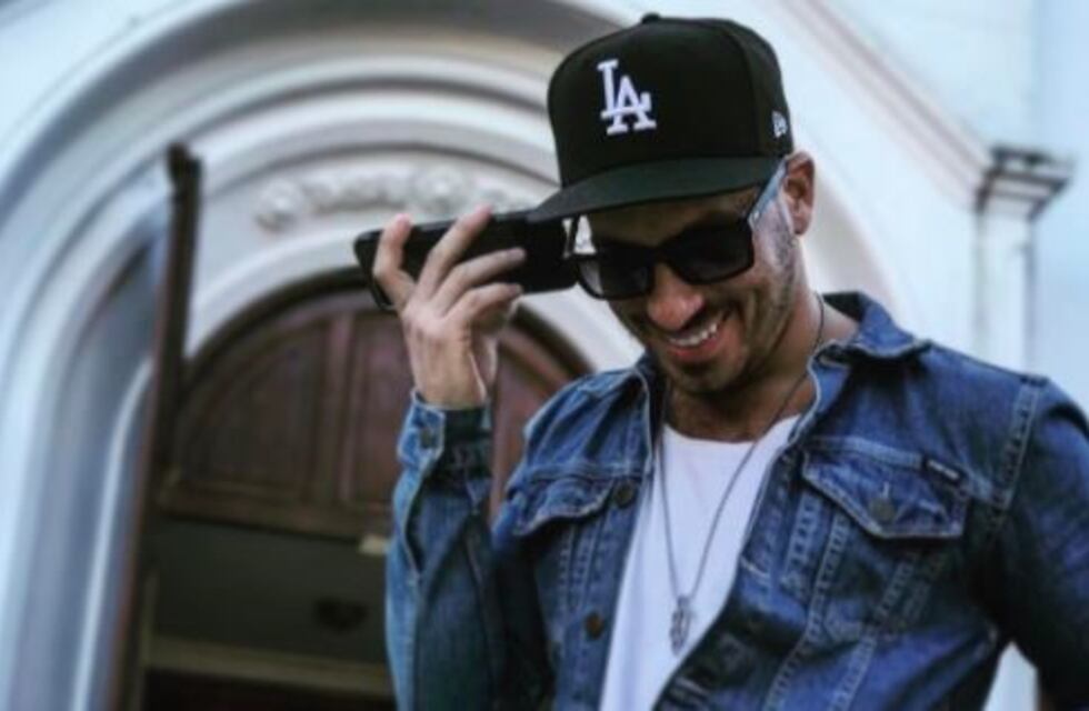 El llamativo colgante con el que Fede Bal se muestra en sus fotos: una manopla de acero