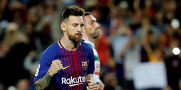 TOPSHOT - Barcelona's forward from Argentina Lionel Messi celebrates after scoring  during the Spanish league football match FC Barcelona against SD Eibar at the Camp Nou stadium in Barcelona on September 19, 2017\u002E / AFP PHOTO / PAU BARRENA