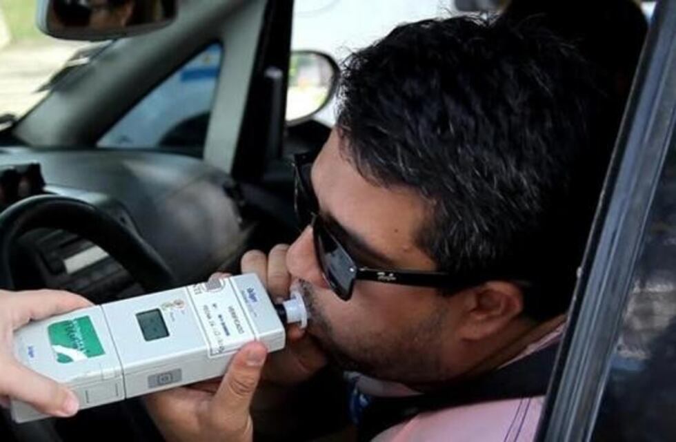 Quiso eludir un control de alcoholemia, chocó un auto y quedó detenido