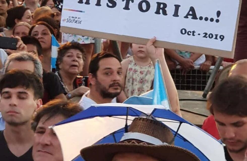 Macri se divirtió en Posadas con los carteles del "Gato Rojo" y otros