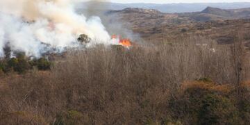 El incendio se desarrolla entre las localides de Icho Cruz y Cuesta Blanca\u002E (Bomberos Voluntarios)