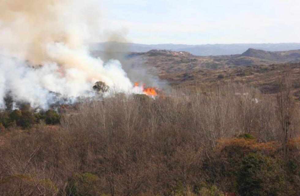 Está cortada la Ruta 14 desde Cuesta Blanca hasta el Puente de Altas Cumbres por un importante incendio