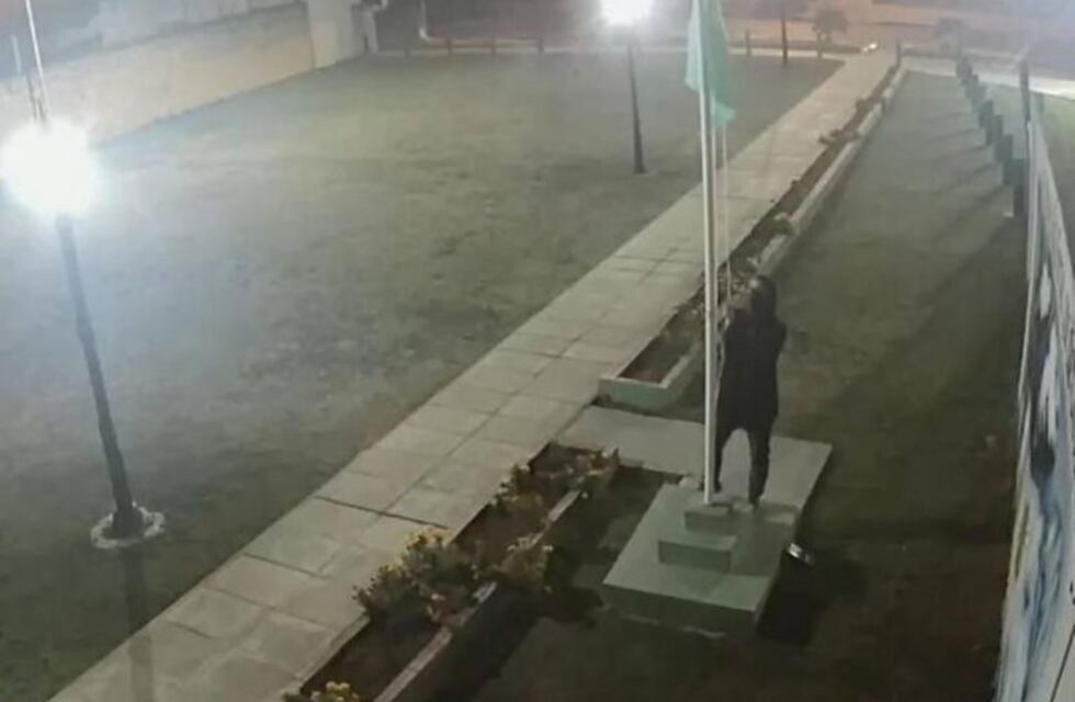 Militante "pro aborto" colgó un pañuelo verde en un monumento a veteranos de Malvinas