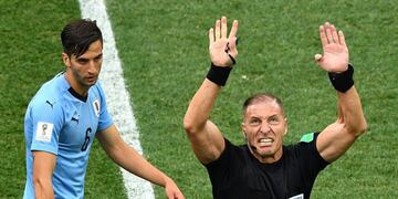 Argentine referee Nestor Pitana (R) whistles for a call during the Russia 2018 World Cup quarter-final football match between Uruguay and France at the Nizhny Novgorod Stadium in Nizhny Novgorod on July 6, 2018\u002E / AFP PHOTO / Johannes EISELE