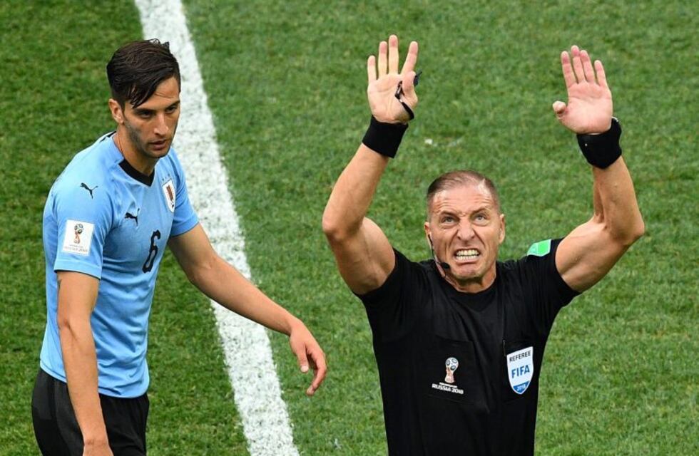 Mundial de Rusia 2018: el limitado inglés de Pitana en el sorteo de Francia-Uruguay