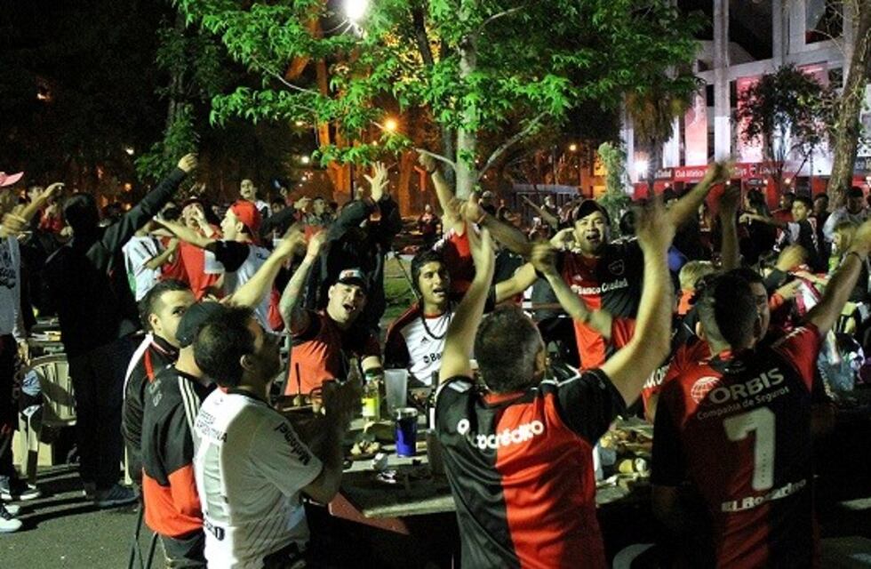 Persiguieron y dispararon más de 20 balazos a dos barrabravas de Newell's