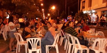 Los canteros del Bv. Roca se llenaron de gente que disfrutó del primer año de Comercial Oeste (Prensa Municipalidad de Rafaela)