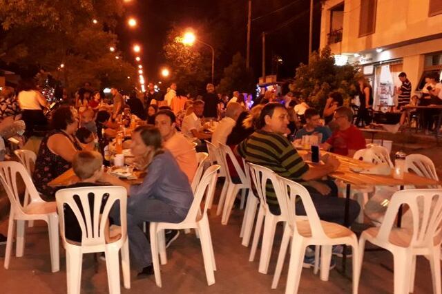 Los canteros del Bv. Roca se llenaron de gente que disfrutó del primer año de Comercial Oeste (Prensa Municipalidad de Rafaela)