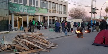 La dirigencia de ATE realizó protestas y acampes en la rotonda del Ñireco\u002E